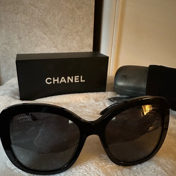 CHANEL Black and White Sunglasses with Polarized Lenses - Picture 9 of 9